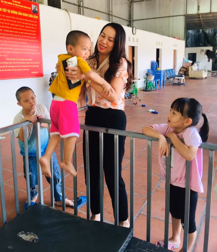 Chị Nguyên trong một lần đi làm từ thiện. Ảnh: Nhân vật cung cấp.