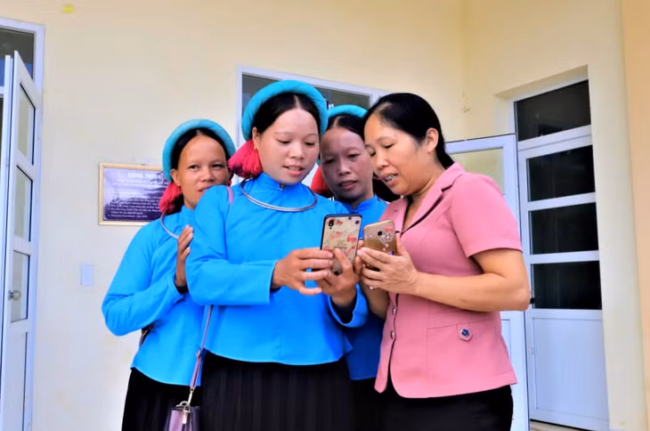 Người dân huyện Bình Liêu sử dụng các ứng dụng, tiện ích của chuyển đổi số trên điện thoại thông minh được kết nối internet.