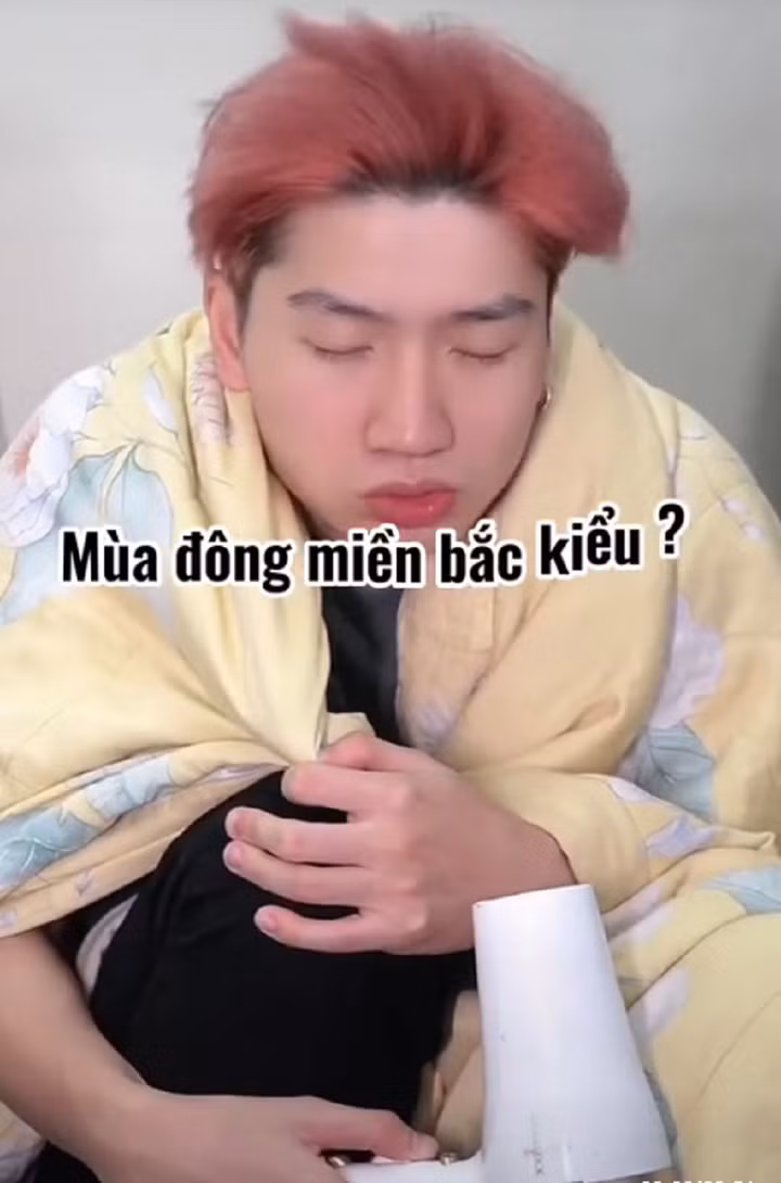 "Outfit" ra đường không chỉ có chăn mà còn kèm theo cả mấy sấy. (Ảnh: Tiktok)