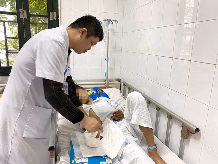 Bác sĩ Huy thăm khám cho bệnh nhân.