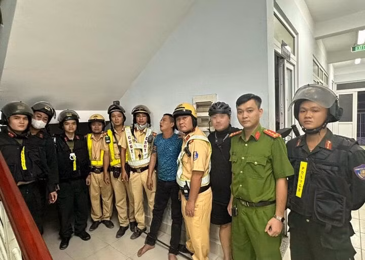 Lực lượng chức năng bắt giữ tên cướp xe máy của cô gái trẻ.