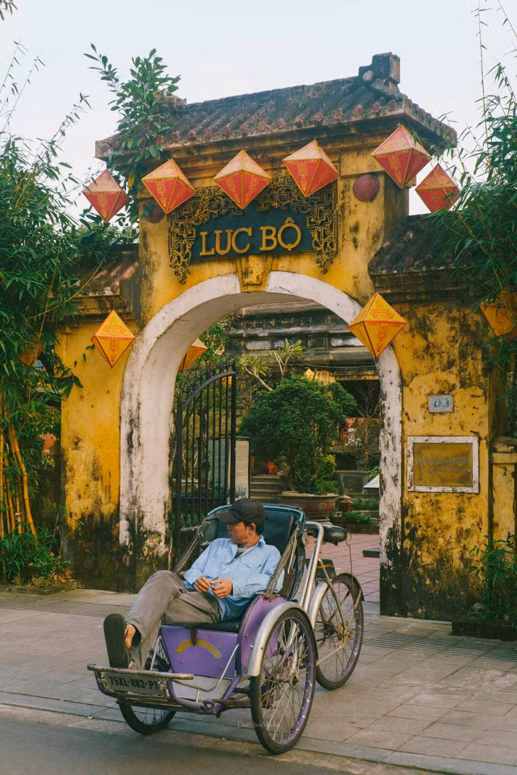 Theo Trang thông tin Điện tử tổng hợp Khám phá Huế, thuộc Trung tâm CNTT tỉnh Thừa Thiên Huế, khu nhà này nằm trong không gian Lục Bộ (6 Bộ cai quản việc nước của triều Nguyễn). Ảnh: DucHieumedia