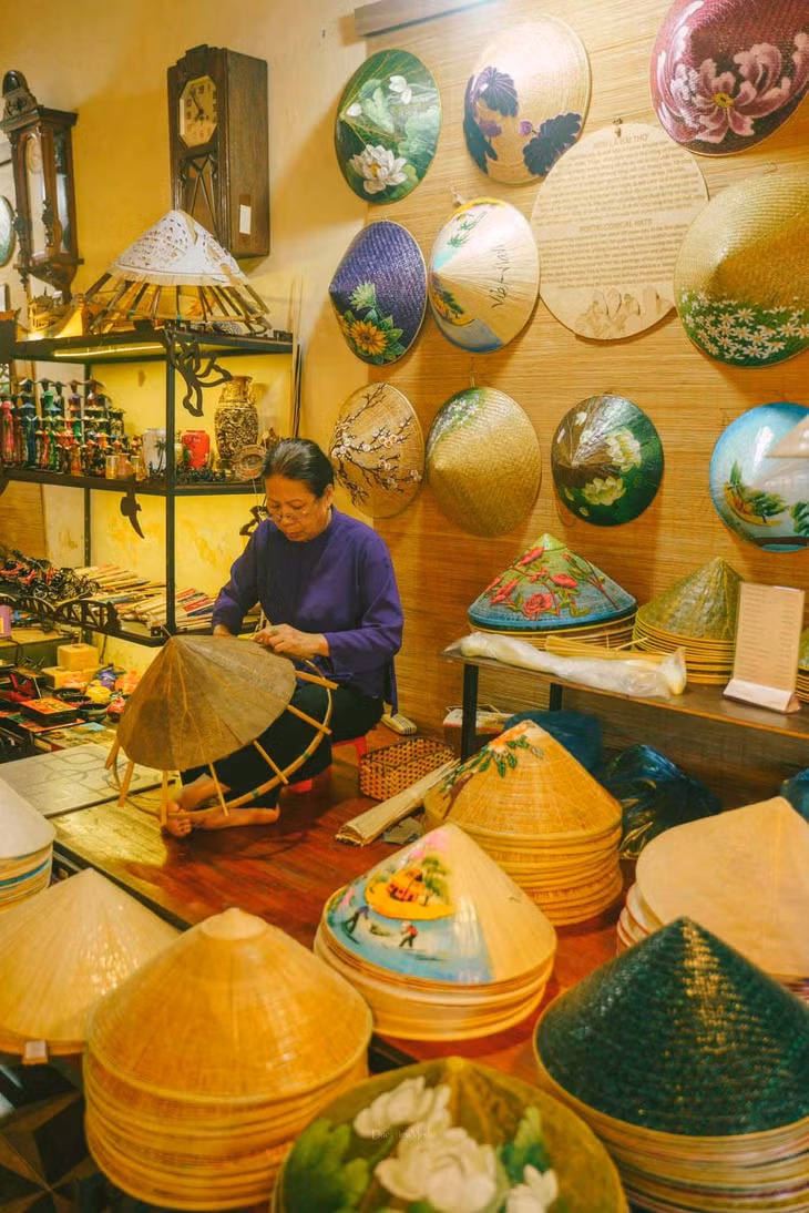 Du khách cũng có thể thỏa thích chọn mua những mặt hàng lưu niệm, đặc sản Huế rất phong phú có tại đây như Trà rượu cung đình, nhang trầm, lồng đèn, nón lá, diều, mây tre… Ảnh: DucHieumedia