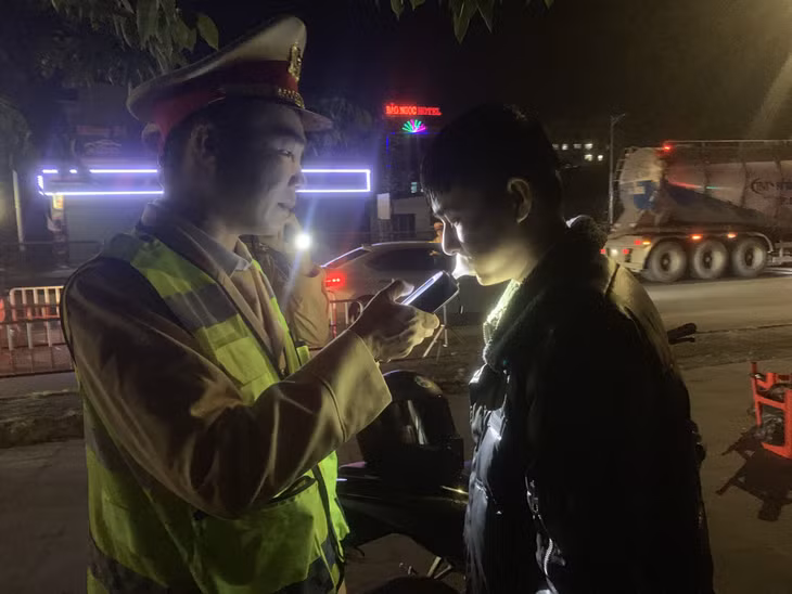 Đội CSGT đường bộ số 1, kiểm tra nồng độ cồn người điều khiển phương tiện tham gia giao thông.