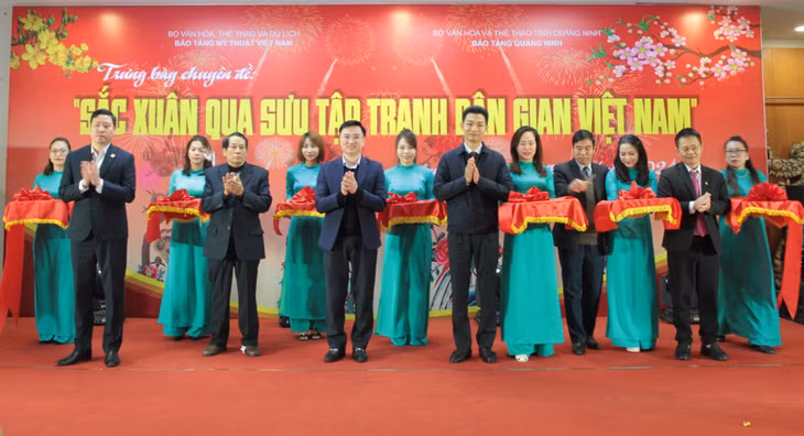 Đại biểu cắt băng khai mạc triển lãm.