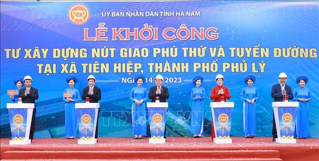 Chủ tịch Quốc hội Vương Đình Huệ và đại biểu thực hiện nghi thức khởi công Dự án đầu tư xây dựng nút giao Phú Thứ và tuyến đường kết nối tại xã Tiên Hiệp, thành phố Phủ Lý (tỉnh Hà Nam)
