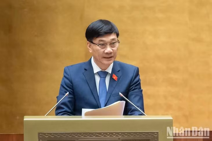 Chủ nhiệm Ủy ban Kinh tế của Quốc hội Vũ Hồng Thanh trình bày báo cáo giải trình, tiếp thu, chỉnh lý dự thảo Luật Đất đai (sửa đổi). (Ảnh: DUY LINH)