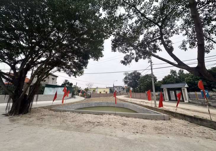 Các tuyến đường xung quanh đình Triều Khê, phường Hồng Phong, TX Đông Triều đang được mở rộng từ nguồn lực đóng góp của nhân dân.