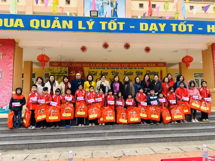 Hội Nữ Doanh nhân trao tặng quà cho học sinh có hoàn cảnh khó khăn của Trường Tiểu học và THCS Kỳ Thượng, TP Hạ Long.