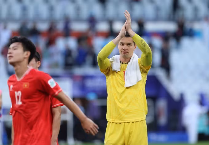 Thủ môn Filip Nguyễn vỗ tay cảm ơn khán giả sau trận Việt Nam thua Nhật Bản 2-4 ở Asian Cup 2023 hôm 14/1. Ảnh: Lâm Thỏa