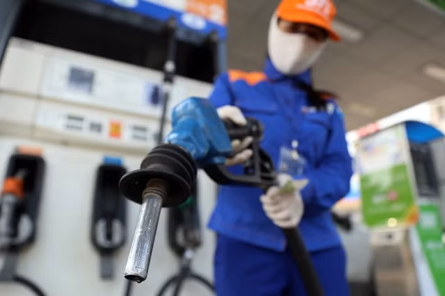 Bộ Công Thương khẳng định đến thời điểm này và từ nay cho đến hết năm không thiếu nguồn cung xăng dầu. Ảnh minh họa