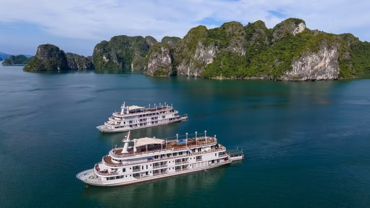 Du thuyền nghỉ đêm trên vịnh Hạ Long là lựa chọn kỳ nghỉ du xuân yêu thích của nhiều du khách.
