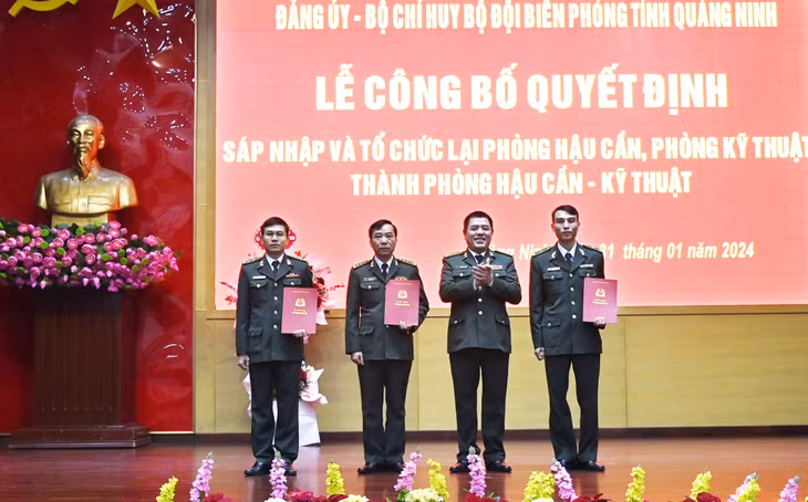 Đại tá Nguyễn Văn Thiềm, Chỉ huy trưởng BĐBP tỉnh trao quyết định bổ nhiệm lãnh đạo Phòng Hậu cần - Kỹ thuật.