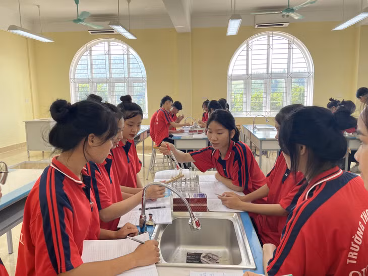 Trường THCS&amp;THPT Quảng La, xã Quảng La, TP Hạ Long vừa được xây mới với tổng mức đầu tư trên 197 tỷ đồng. Ảnh chụp học sinh học ở phòng thí nghiệm mới.