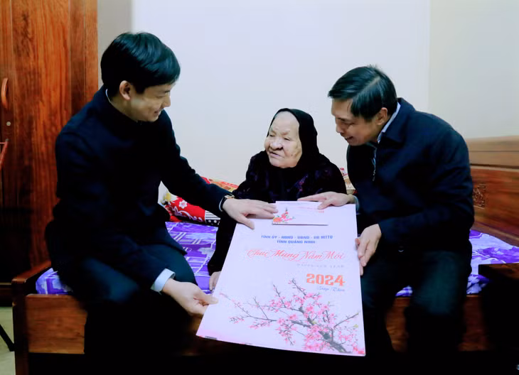 Đồng chí Vũ Văn Diện, Ủy viên BTV Tỉnh ủy, Phó Chủ tịch UBND tỉnh thăm, tặng quà và chúc Tết Mẹ Việt Nam Anh hùng Ngô Thị Bàn ở phường Mạo Khê, TX Đông Triều.