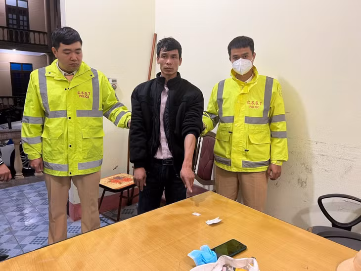 Đội CSGTĐB số 3 bắt giữ đối tượng tàng trữ trái phép chất ma túy.