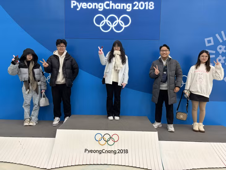 Các em học sinh Trường THPT Chuyên Hạ Long tham quan Khu Liên hợp tổ chức Thế vận hội mùa đông 2018 của Hàn Quốc.