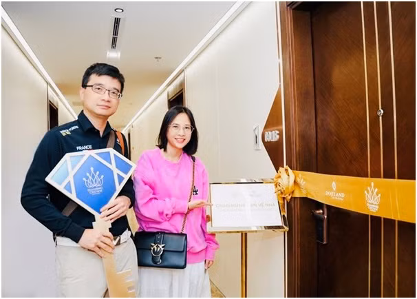 Các chủ nhân vỡ òa trong niềm hạnh phúc khi được ngắm tận mắt, chạm tận tay tổ ấm trong mơ của mình.
