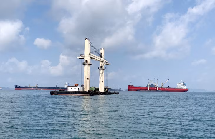 Hoạt động bốc xúc hàng hóa, chuyển tải tại khu vực cảng Con Ong - Hòn Nét (TP Cẩm Phả).