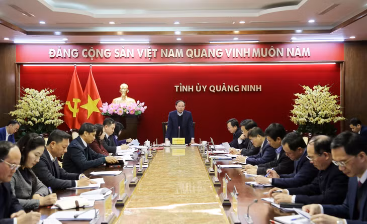 Đồng chí Nguyễn Xuân Ký, Ủy viên Trung ương Đảng, Bí thư Tỉnh ủy, Chủ tịch HĐND tỉnh, chủ trì cuộc họp.
