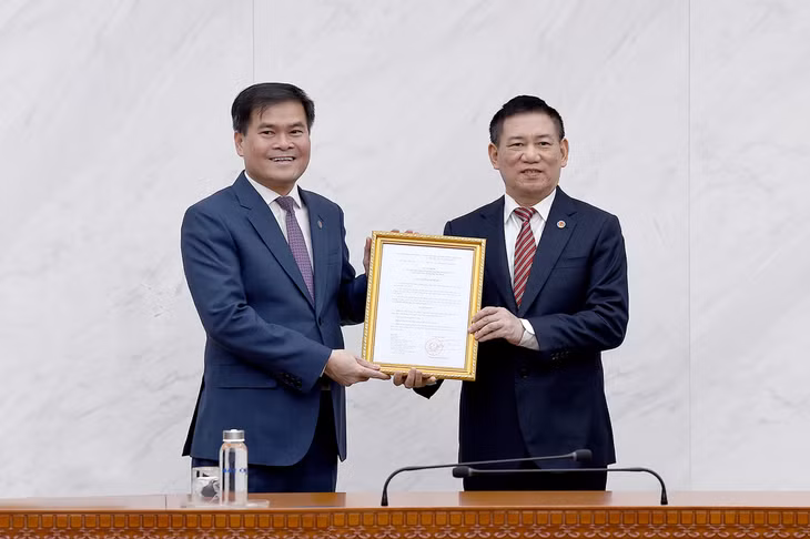 Thừa ủy quyền của Thủ tướng Chính phủ, đồng chí Hồ Đức Phớc, Bộ trưởng Bộ Tài chính đã trao Quyết định điều động, bổ nhiệm và chúc mừng đồng chí Bùi Văn Khắng.