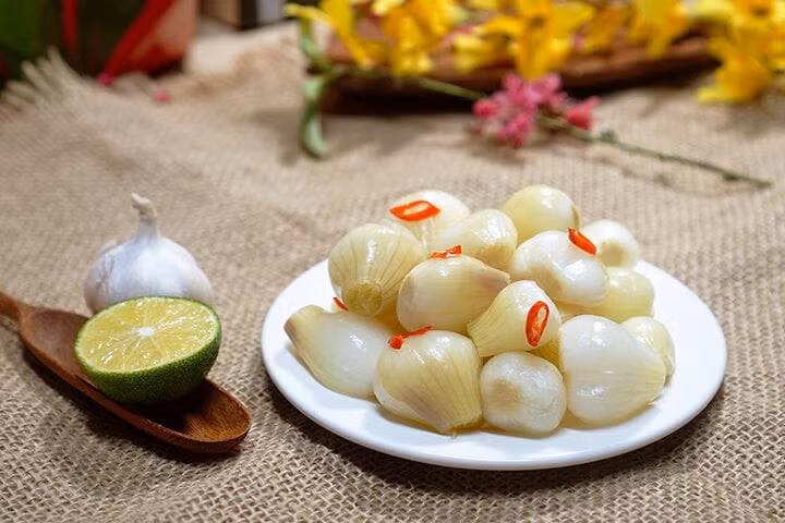 Hành muối ngon nhưng không nên ăn nhiều.