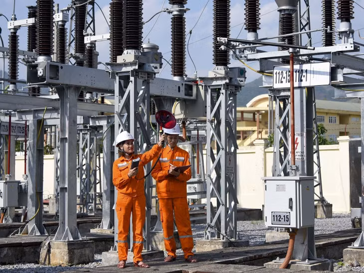 Công nhân điều khiển tại trạm biến áp 500 KV Nghi Sơn. Ảnh: TTXVN phát