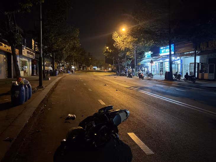 Tại hiện trường, hai xe máy nằm cách xa nhau hàng chục mét sau cú tông.