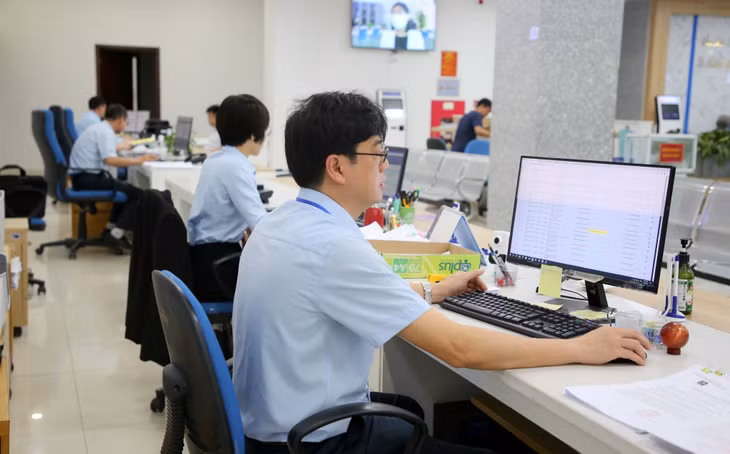 Cán bộ Trung tâm Phục vụ hành chính công tỉnh giải quyết TTHC cho người dân, doanh nghiệp trên hệ thống Cổng dịch vụ công trực tuyến của tỉnh.
