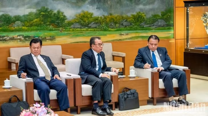 Các đại biểu Quốc hội Lào dự buổi tiếp. (Ảnh: DUY LINH)