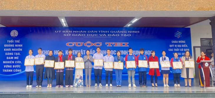 Ban Tổ chức trao 5 giải nhất tại cuộc thi khoa học kỹ thuật cấp tỉnh học sinh trung học năm 2023-2024.