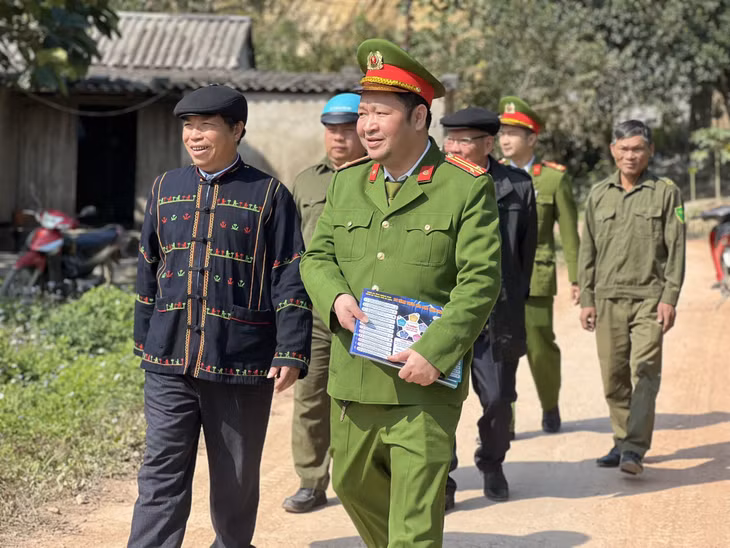 Trung tá Phan Tuấn Anh, Trưởng Công an xã Bằng Cả (TP Hạ Long) (đi đầu) cùng lực lượng an ninh, người uy tín trong xã đi tuyên truyền, vận động nhân dân chấp hành pháp luật.