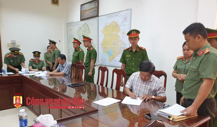 Cơ quan ANĐT Công an tỉnh Hậu Giang tống đạt các quyết định tố tụng đối với ông Dận và ông Diện.