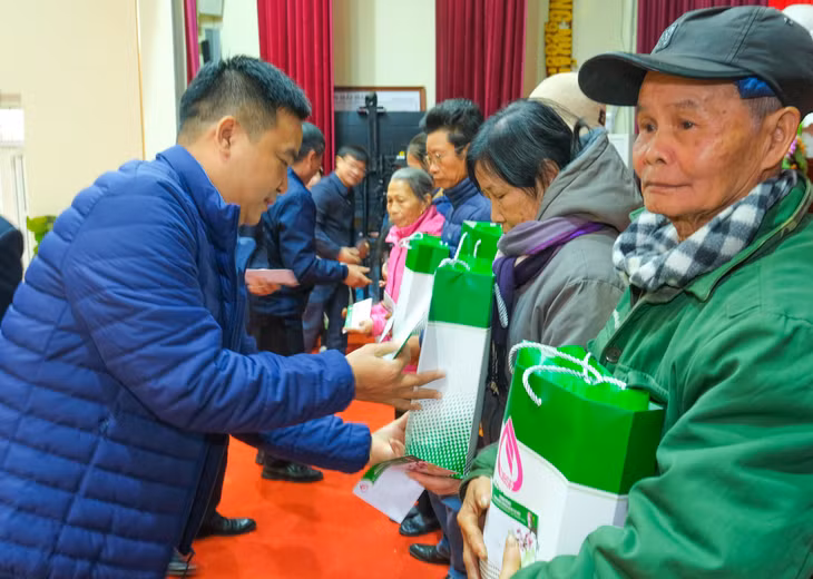 Lãnh đạo Công đoàn Ngân hàng Chính sách xã hội tỉnh Quảng Ninh trao tặng quà cho các hộ chính sách tại thị trấn Quảng Hà, huyện Hải Hà.