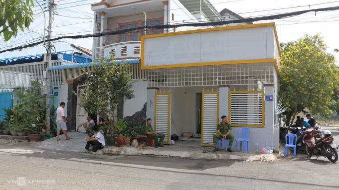Căn nhà có viền màu vàng trên đường Bùi Thị Xuân (Phan Thiết) bị phong tỏa, sáng 6/1. Ảnh: Việt Quốc