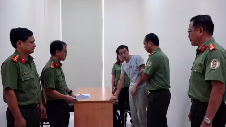 Phòng Quản lý xuất nhập cảnh Công an TP Hồ Chí Minh bàn giao Yang Xianfei cho Cục Quản lý xuất nhập cảnh Bộ Công an xử lý theo thẩm quyền.