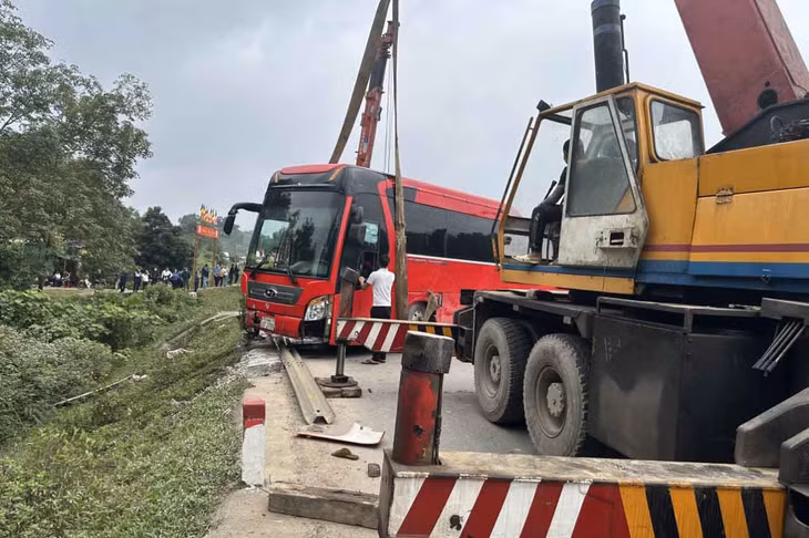 Xe khách được cứu hộ sau tai nạn. Ảnh: Trần Tuấn.