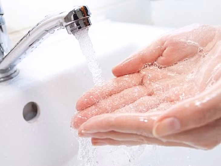 Nên rửa tay thường xuyên để phòng bệnh.