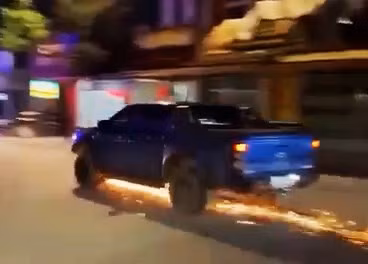 Ôtô bán tải kéo lê xe môtô cảnh sát trên đường. Ảnh cắt từ clip