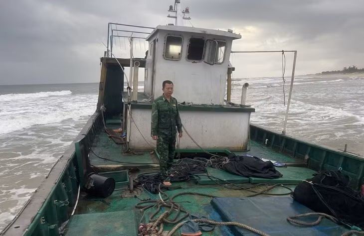 Lực lượng Đồn Biên phòng Triệu Vân kiểm tra con tàu. Ảnh: H.N.