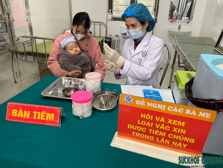 Hôm qua, nhiều phụ huynh đã đưa con đến để tiêm vaccine 5 trong 1 tại Trạm y tế xã Bình Yên, huyện Sơn Dương, tỉnh Tuyên Quang.