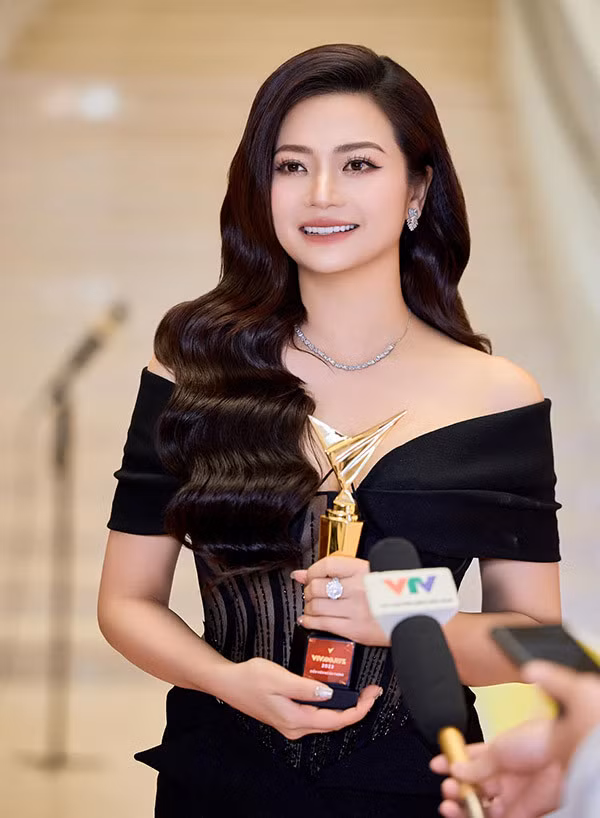 Kiều Anh nhận giải. Ảnh: Facebook nhân vật
