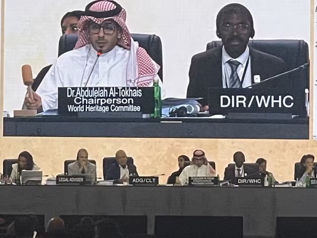 Thời khắc TS Abdulelah Al Tokhais, Chủ tịch Ủy ban Di sản thế giới, gõ búa thông qua hồ sơ công nhận Vịnh Hạ Long - quần đảo Cát Bà là Di sản Thiên nhiên thế giới. Ảnh: Cục Di sản văn hóa (Bộ VH&amp;TT)