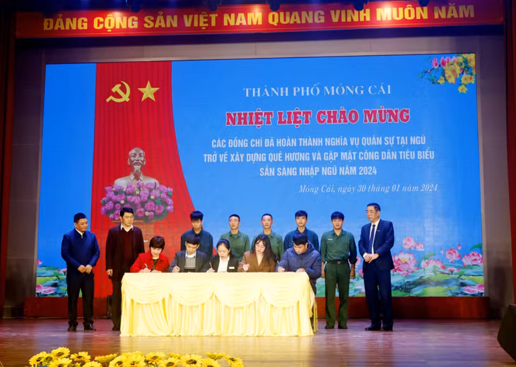 Ký kết các hợp đồng lao động cho quân nhân xuất ngũ.