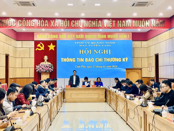Đồng chí Phạm Lê Hưng, Chủ tịch UBND TP Cẩm Phả, thông tin nhanh về kết quả phát triển KT-XH của thành phố trong năm 2023, nhiệm vụ, giải pháp trọng tâm của thành phố trong năm 2024.