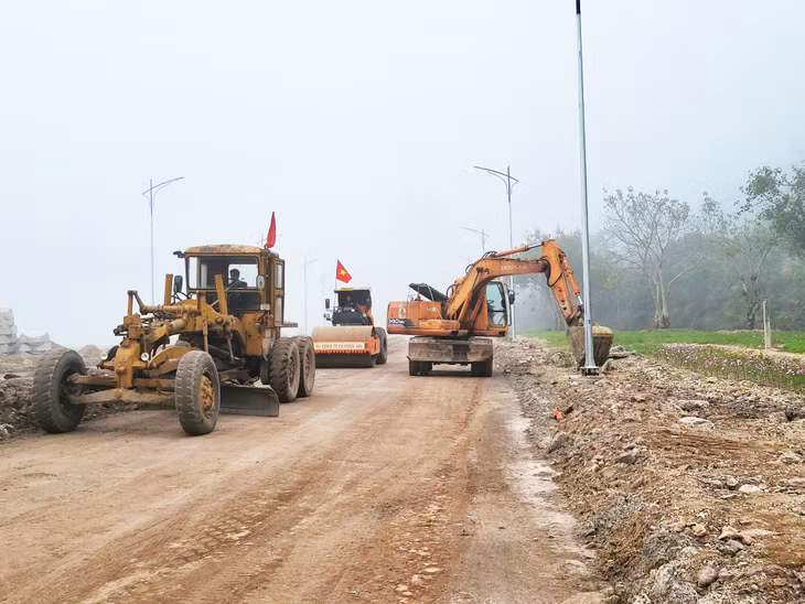 Nhà thầu thi công Dự án mở rộng tỉnh lộ 334 (huyện Vân Đồn) làm việc tại các điểm nút thi công ngay từ ngày đầu năm 2024.