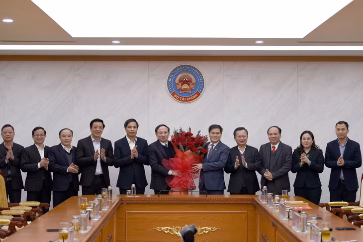 Các đồng chí lãnh đạo tỉnh Quảng Ninh tặng hoa chúc mừng tân Thứ trưởng Bộ Tài chính Bùi Văn Khắng.
