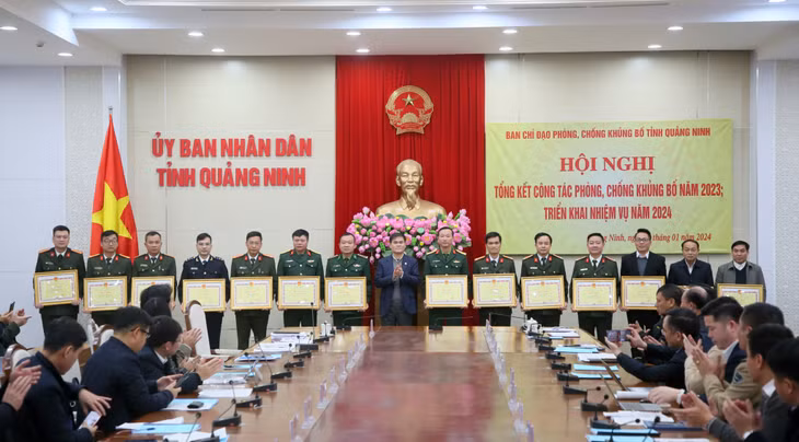 Các tập thể có thành tích xuất sắc trong công tác PCKB năm 2023 được nhận Bằng khen của UBND tỉnh.