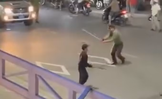 Hận dùng dao tự chế chống trả người thi hành công vụ. Ảnh: Người dân cung cấp