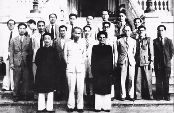 Các thành viên Chính phủ lâm thời nước Việt Nam dân chủ Cộng hoà được cử tại kỳ họp thứ 2 Quốc hội khoá I, ngày 3/11/1946. Ảnh tư liệu